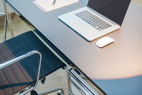 Schlichtes und stilvolles Design von Stuhl und Computer im Büro